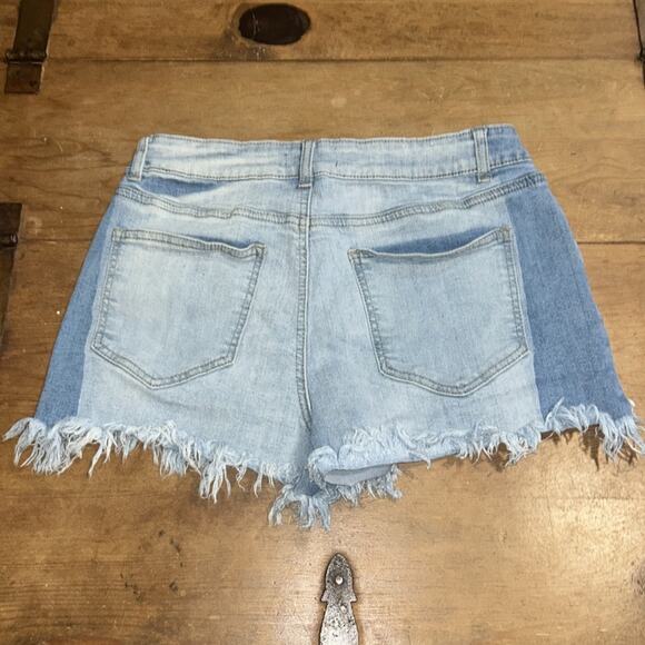 Woman’s Altr’d State Frayed Denim 2 Tone Shorts Size 29 - Picture 2 of 7